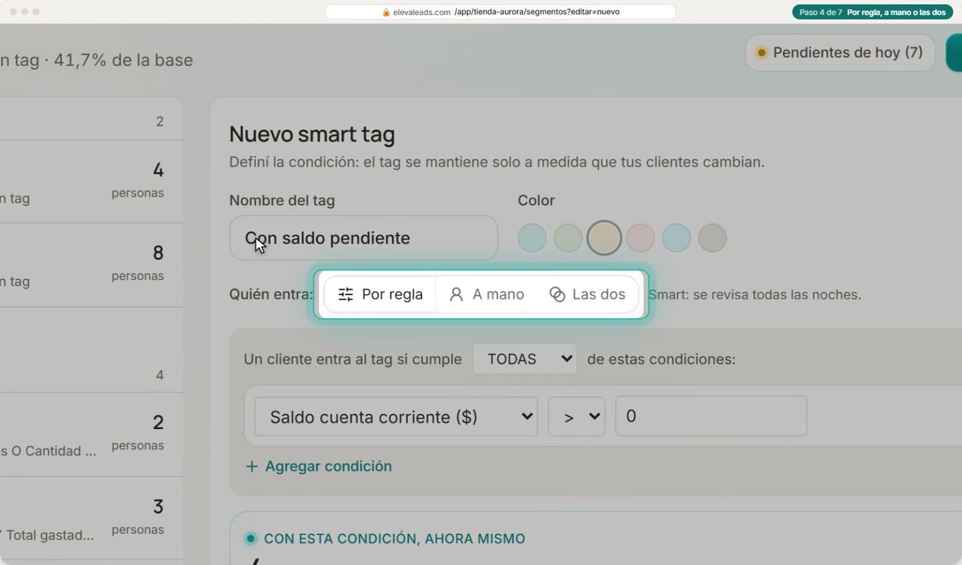 Por regla, a mano o las dos